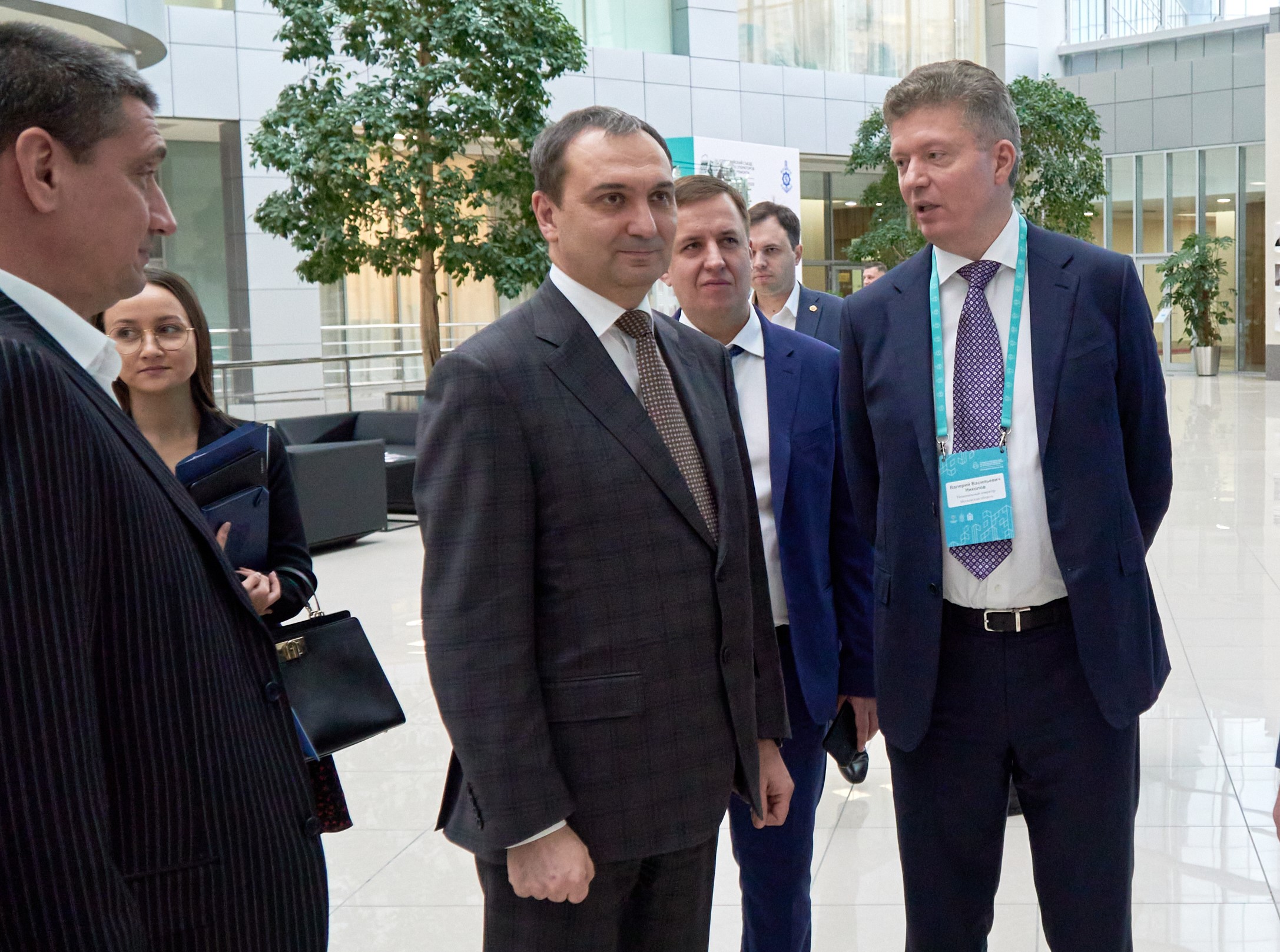 Губернатор Подмосковья и глава Минстроя РФ ознакомились с новой моделью лифта Серпуховского завода