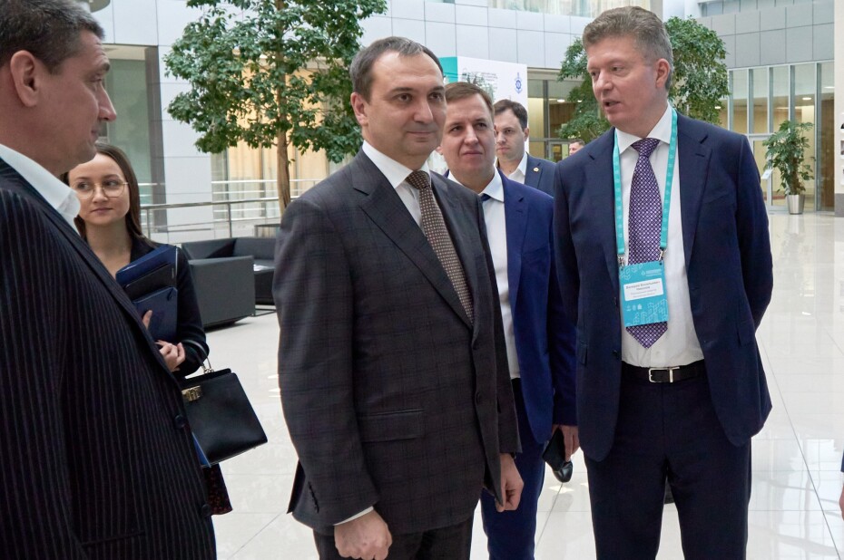 Губернатор Подмосковья и глава Минстроя РФ ознакомились с новой моделью лифта Серпуховского завода