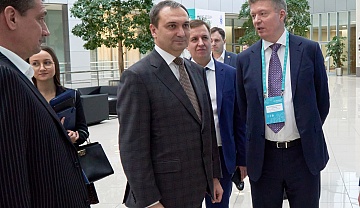 Губернатор Подмосковья и глава Минстроя РФ ознакомились с новой моделью лифта Серпуховского завода